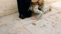Foto: Iraklı Asker IŞİD İle Savaşmaya Gitmeden Önce Annesinin Ayaklarını Öpüyor