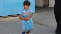 Foto – İranlı Çocuklar, Gazzeli Öğrencilere Okul Malzemesi ve Çeşitli Hediyeler Gönderdi