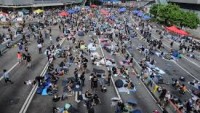 Hong Kong’da göstericilere karşı kuvvetlendirilmiş biber gazı