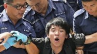 Hong Kong’da polis ile göstericiler arasında çatışma