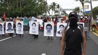 Meksika’da Kaçırılan Üniversite Öğrencilerinin Aileleri Almanya Büyükelçiliği Önünde Bir Gösteri Yaptılar…