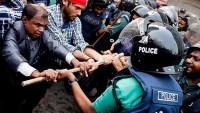 Bangladeş’te Seçimin Yıldönümü Sebebiyle Düzenlenen Gösterilerde En Az 25 Kişi Öldü…