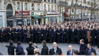 Paris’te Yürüyen Devlet Başkanlarının Gösteriş İçin Halktan Ayrı Yürüdüğü Ortaya Çıktı…