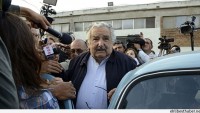 Urugay Devlet Başkanı Jose Mujica, Otostop Çeken Birini Gitmek İstediği Yere Bıraktı…