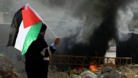Filistinlilerin yerleşimci terörüne karşı çıkmak için kurduğu sembolik köy Yahudi işgalciler tarafından asker gözetiminde yakıldı…