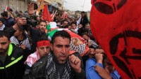 Korsan İsrail askerlerinin kurşunuyla şehid olan Filistinli genç son yolculuğuna binlerce kişinin katıldığı törenle uğurlandı…