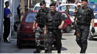 Kosova’dan gelen yaklaşık 40 kişilik bir Arnavut grup, Makedonya’nın kuzeyindeki bir polis karakoluna saldırı düzenledi