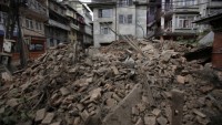 Depremin büyük hasara yol açtığı Nepal’de salgın hastalık riskinin giderek arttığına dikkat çekiliyor