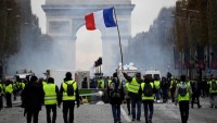 Fransa’da kargaşa sürüyor! AB bayrağı ateşe verildi