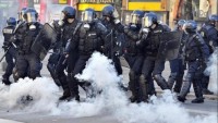 Fransa’da polis göstericilere saldırdı