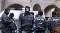 Almanya polisi, Müslümanların cami ve evlerini bastı