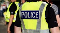 Londra’da gözaltına alınan siyah vatandaşın boynuna diziyle bastıran polis görevden uzaklaştırıldı