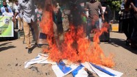 Sudan’da siyonist İsrail bayrağı ateşe verildi