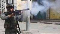 Filistinli bir genç işgal güçleri tarafından önce vuruldu ardından tutuklandı