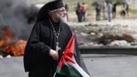 Başpiskopos Yulio Filistinli Gençlerle beraber İşgalcileri Taşladı
