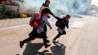 Siyonist İsrail askerleri Filistinli çocuklara göz yaşartıcı gaz attı, bazıları boğuldu