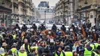 Sarı Yelekliler yeniden Paris sokaklarını karıştırdı