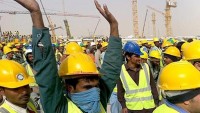 Arabistan’da 50 bin işçi sokaklarda