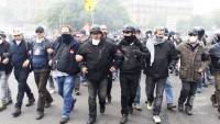 Paris’te polis ve göstericiler arasında çatışma