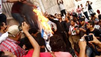 Kahire’de siyonist İsrail bayrağı ateşe verildi