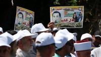 Filistinliler Batı Yaka’da Kızılhaç bürosu önünde eylem yaptılar
