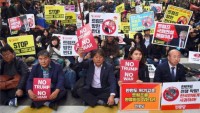 Güney Kore halkı Trump’ın ülkelerine gelmemesini istedi