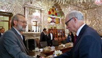 Laricani: Trump İran aleyhinde korku ortamı çıkarmak peşinde