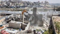 Siyonist İsrail Güçleri, Filistinlilere Ait İş Yerlerini Yıkıyor