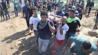 Siyonist İsrail güçleri Gazze sınırında 35 Filistinliyi yaraladı