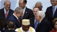 Abbas ve Netanyahu Paris’te Görüşüp Tokalaştı