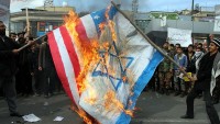 İran’da ABD ve İsrail bayrakları ateşe verildi