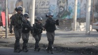 Siyonist İsrail askerleri 8 Filistinliyi gözaltına aldı