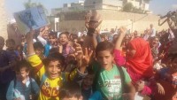 Halep’te operasyona giden Suriye askerlerine öğrenciler ve halk sevgi gösterisi düzenledi
