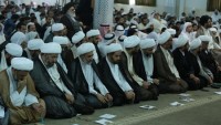 Onbinlerce Bahreynli Kefen Giyerek Şeyh İsa Kasımın Evinin Önünde Nöbet Tutuyor