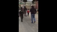 Video: Siyonist İsrail Askerleri, Beytlahim’de 8 Yaşındaki Filistinli Çocuğu Canlı Kalkan Olarak Kullanıyor