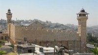 Siyonist İsrail rejimi El Halil kentindeki İbrahim Camisi’nde öğle ezanı okunmasını engelledi