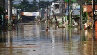 Endonezya’daki sel nedeniyle 100 binden fazla kişi evinden oldu
