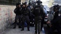 İşgalci İsrail askerleri 10 Filistinliyi gözaltına aldı