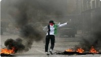 Filistinli Gençler İsrail Hedeflerine Molotof Kokteyli Attı