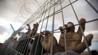 Onlarca Filistinli esir açlık grevinin 36. gününde hastaneye kaldırıldı