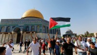 Yüzlerce Siyonist Yahudi Mescid-i Aksa’ya baskın düzenledi! Kudüslüler ve Siyonist Yahudiler arasında çatışmalar yaşanıyor