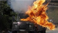 Filistinli Gençler İşgal Güçlerine Ait Askeri Aracı Ateşe Verdi
