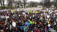 Beyaz Saray önünde binler Trump’ı protesto etti