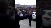 Video: Bursa’da Cumhurbaşkanının geçişi için Kapatılan yolda ambulans bile geçemeyince vatandaş isyan etti