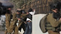 Siyonist İşgal Güçleri El-Halil’de Filistinli İki Genci Gözaltına Aldı