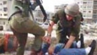 Siyonist İsrail Güçleri Filistinli Genci Öldüresiye Dövdü