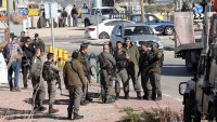 İşgalci İsrail askerleri Batı Şeria’da otoyolu trafiğe kapattı