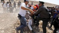 İşgal Güçleri El-Han El-Ahmer’de Toplanan Filistinlilere Saldırıp 3 Kişiyi Tutukladı