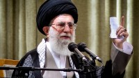 İmam Ali Hamaney: İran halkının hareketinin yönü din ve devrim yönündedir