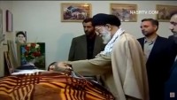 Video – İmam Ali Hamaney İran-Irak savaşında yaralanan genci şehid olmadan önce ziyaret etti